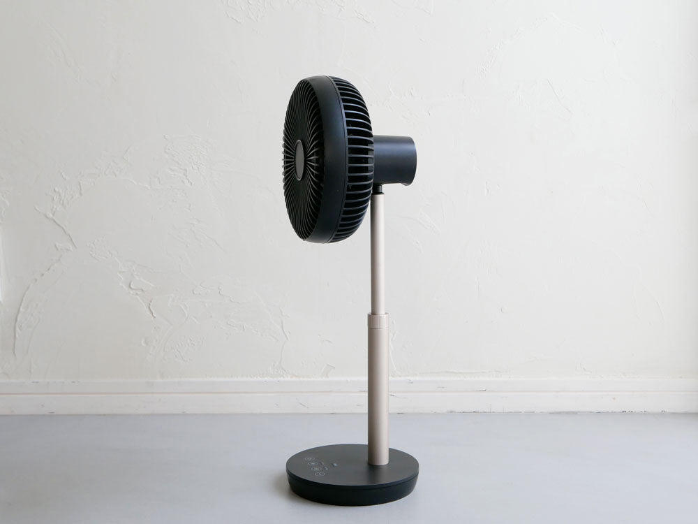 スリーアップのシルバー充電式スマートファン