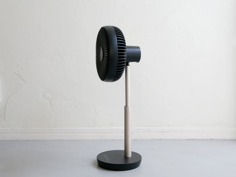 スリーアップのシルバー充電式スマートファン