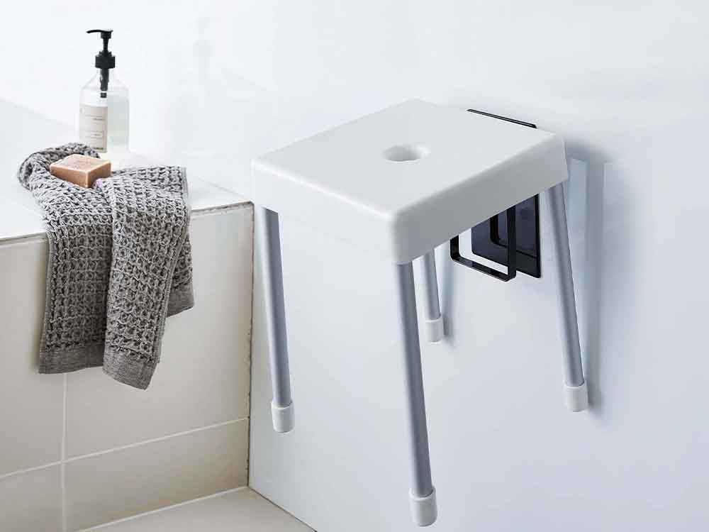 白色の浴室に設置されたマグネット式椅子ホルダー