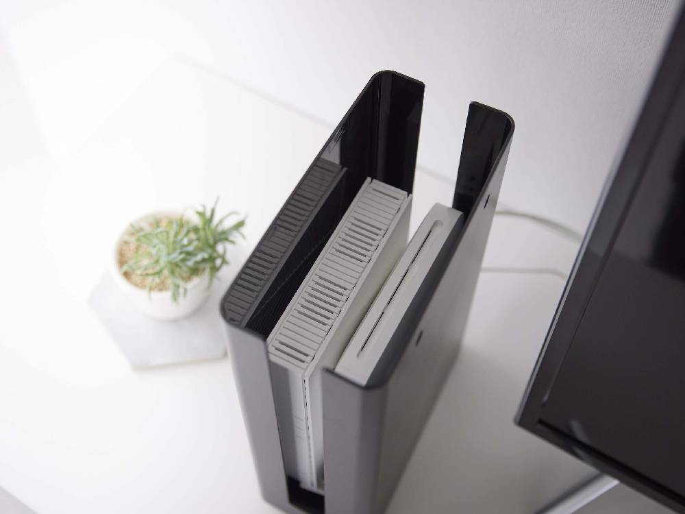 重ねられるブラックのルーター収納ケース
