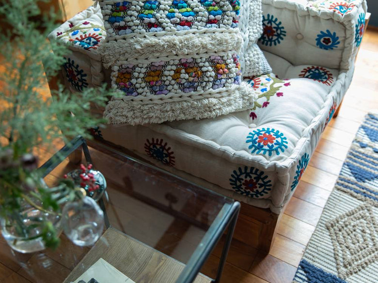 リビングに置かれたアデペシュのブロックマルチソファ