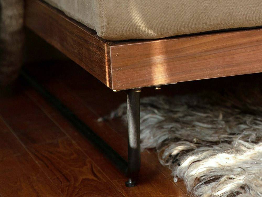 ウォルナットフレームのブラウンソファ