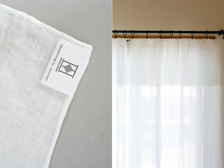 natsusobikuブランドの白いリネンクリップ留めレースカーテン1枚が窓に飾られている様子