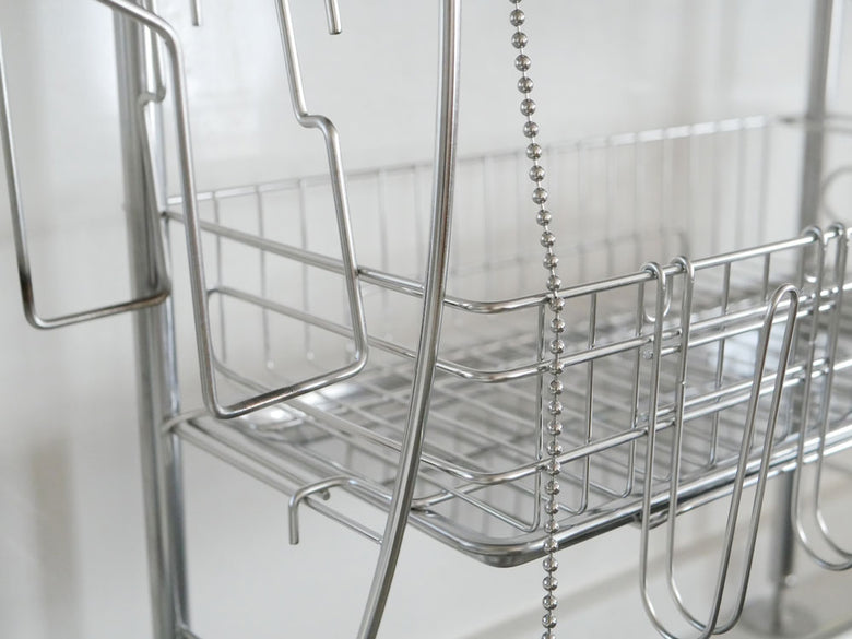 bws SELECTIONの流れるつっぱり水切りラックがキッチンの棚に設置されている様子