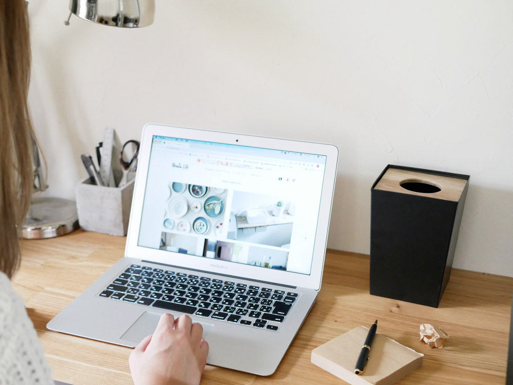 POSH LIVINGのアイアンとマンゴーウッド製ダストボックス