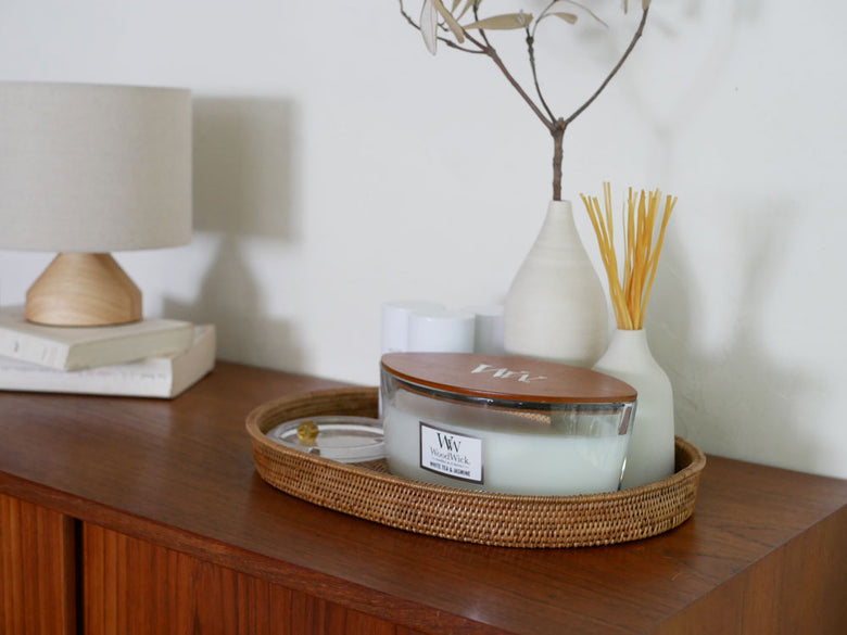 サラサデザインのアタ製プレイスマット、トレイ、バスケット、コースターがテーブルに美しく配置されたセット写真