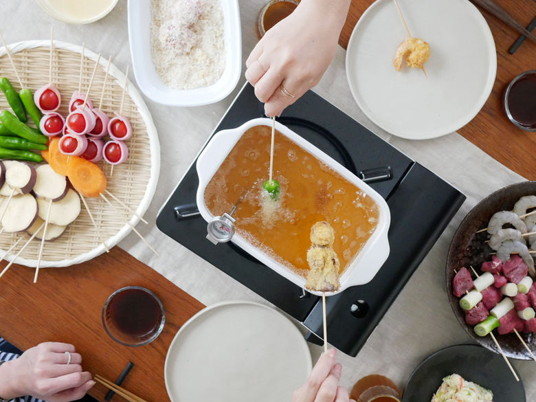 富士ホーローの白色角型天ぷら鍋、スノコ網、バット、温度計