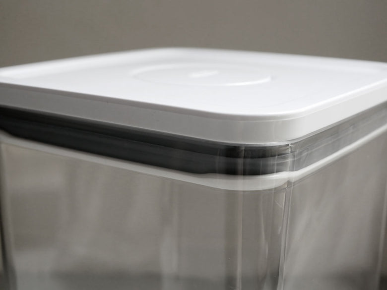 OXO（オクソー）のPOP2シリーズ、ビックスクエアミディアム・トール、ポップスクープ、ライスカップが揃ったキッチン収納用容器セット