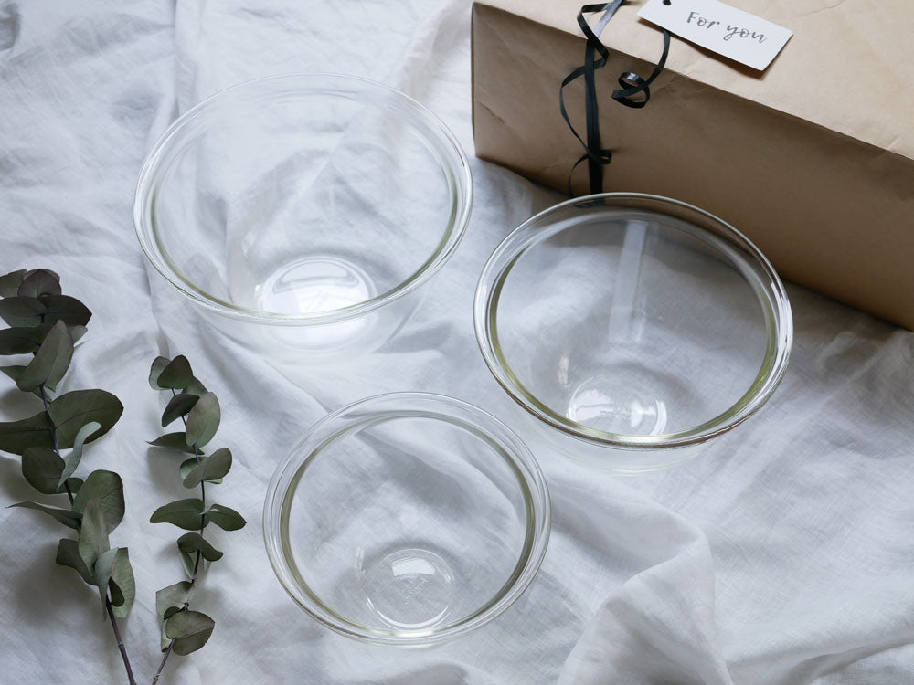 HARIOの透明な耐熱ガラス製ボウル3個セットがキッチンのテーブルに並べられている
