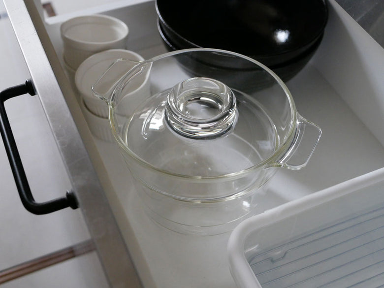 HARIO製の耐熱ガラス一膳屋、透明なボウルとシリコーンゴムフタがセットされた製品