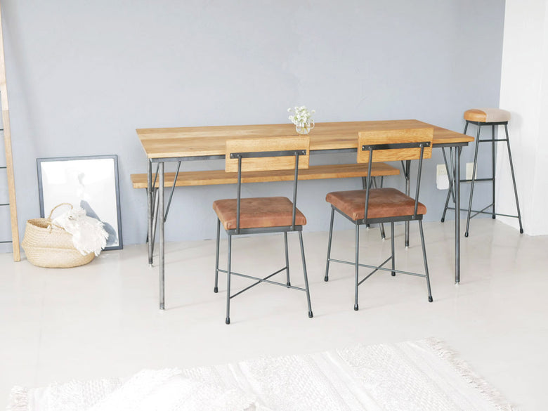 SIKAKUブランドのオーク材を使用した四角型ダイニングテーブル。パイン無垢の天板とクリアラッカー塗装された鉄脚が特徴の150cmサイズ