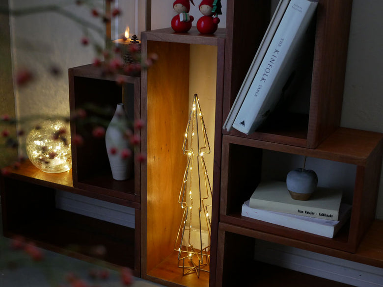 ホーンプリーズのLEDライトフレームワークツリー。鉄製のフレームに複数のLEDが組み込まれた装飾用ツリーで、温かみのあるデザインが特徴的です。