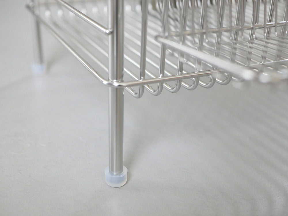 la base製18-8ステンレス水切りかご3点セット。ステンレス製の水切りかご、ポケット、トレーが含まれる日本製キッチン用品の写真。