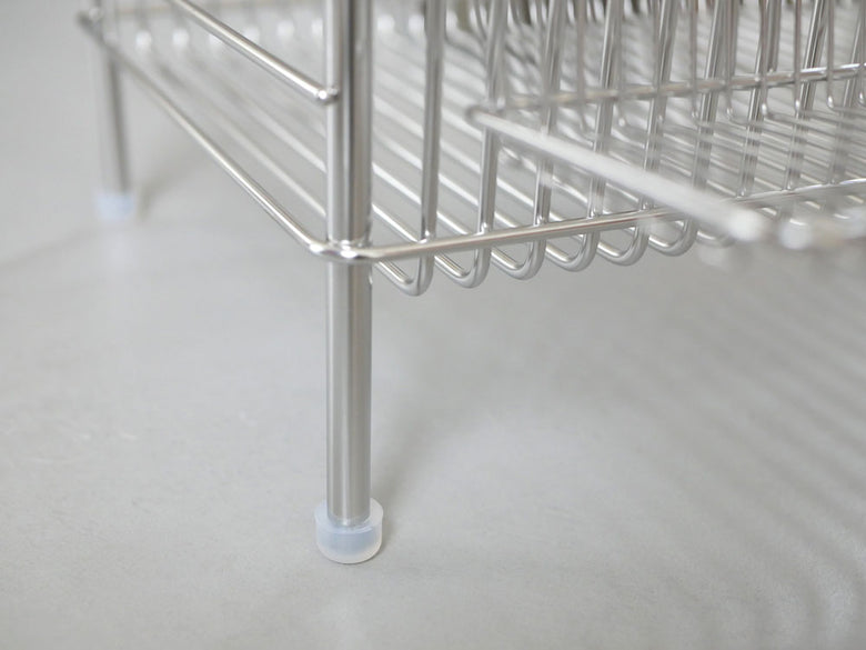 la base製18-8ステンレス水切りかご3点セット。ステンレス製の水切りかご、ポケット、トレーが含まれる日本製キッチン用品の写真。