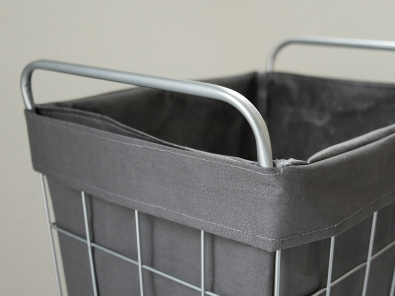 BRIDブランドの45リットル容量を持つ灰色メタル製ランドリーストレージバスケット。ハンドル付きでメッシュデザインが特徴的な家庭用洗濯物収納ボックス