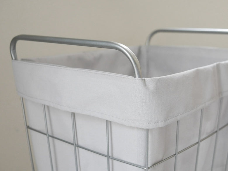BRIDブランドのグレー色プラスチック製ランドリーストレージバスケット。45リットル容量で持ち手付き、デザイン性の高い家庭用収納バスケット