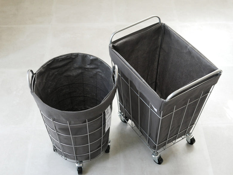 BRIDの灰色メタル製キャスター付きランドリーストレージバスケット