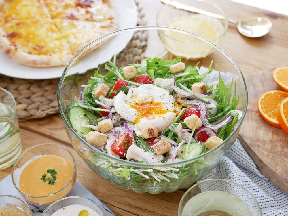 リューズガラス製ホーンプリーズラウンドボウルに盛られたサラダ