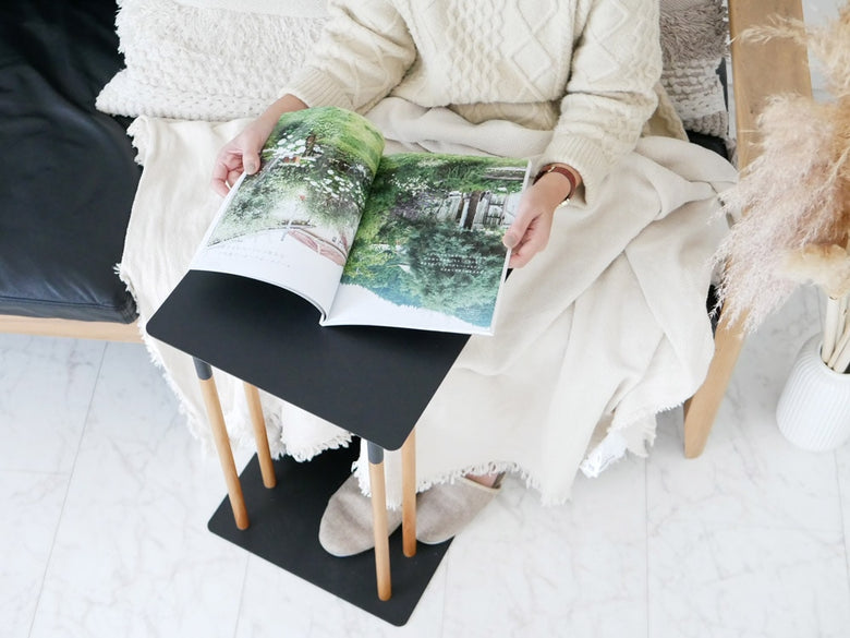 プレーン差し込みサイドテーブルと観葉植物のリビング