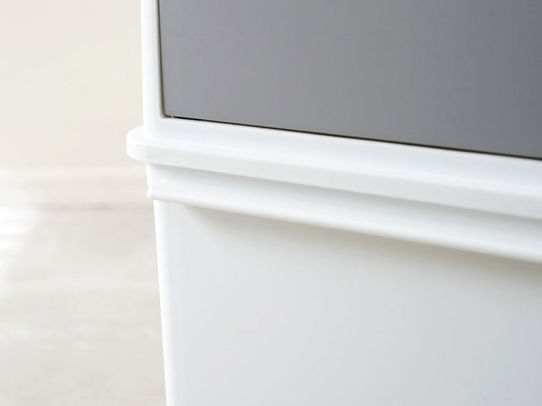 グレーとシルバーのオープントラッシュビン