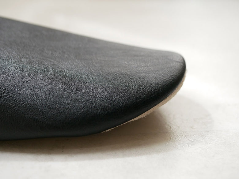 銀色のサラサデザイン製バレエフラットスタイルのルームシューズ。合成皮革と合成ゴム素材を使用したシンプルなデザイン。