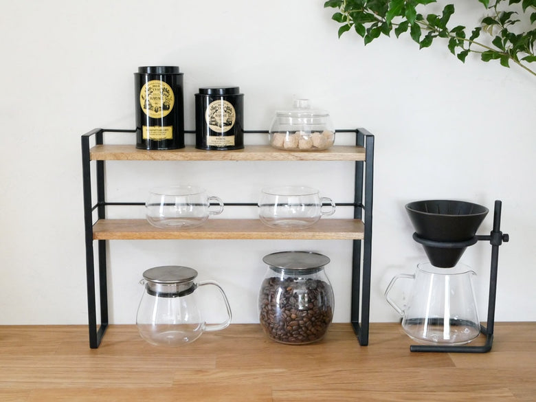 POSH LIVINGマルチラックに瓶や花が飾られた棚