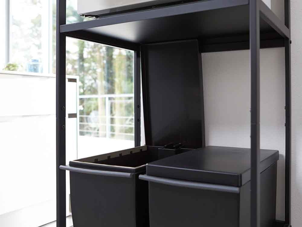 YAMAZAKI/tower製スチール多段ゴミ箱上ラック、55cm幅で清潔感のあるデザイン