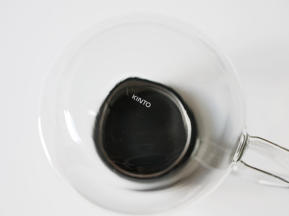 KINTOのワンタッチティーポットとカップが並ぶガラス製セット