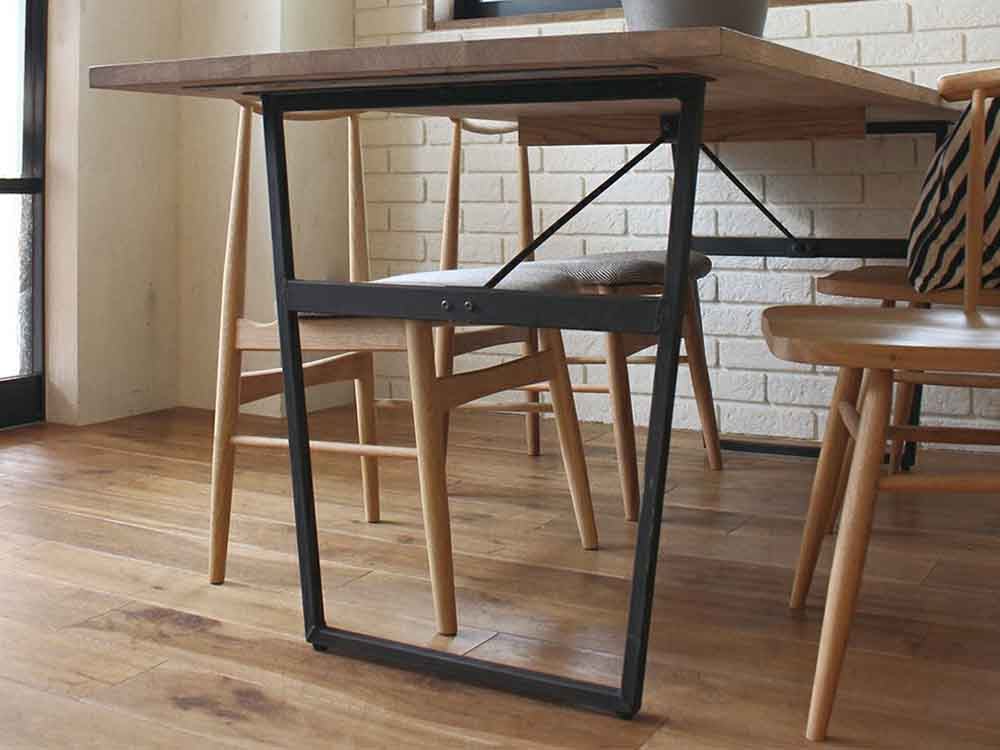 黒塗装スチール脚のオーク無垢材ダイニングテーブルと椅子