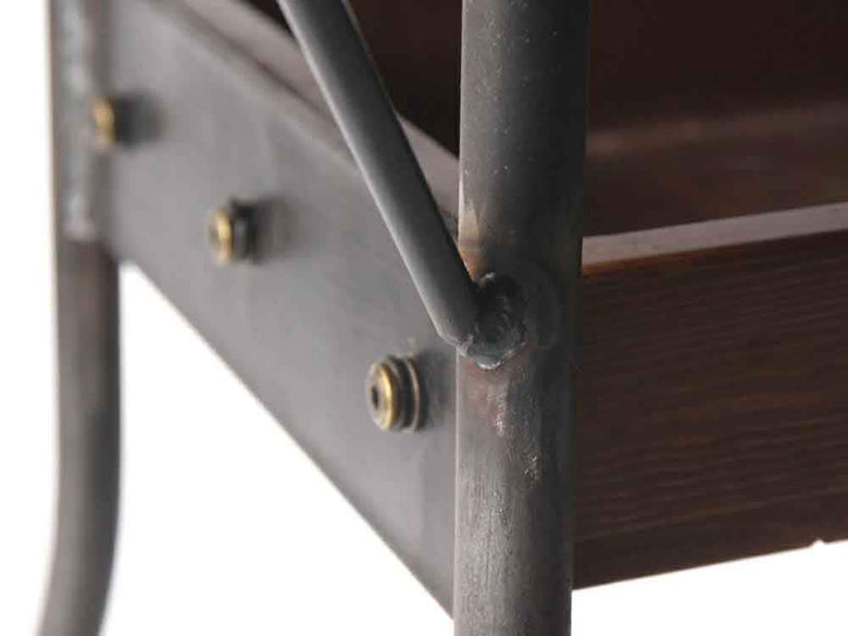 木材と鉄のグレー仕上げ引き出し付きテーブル