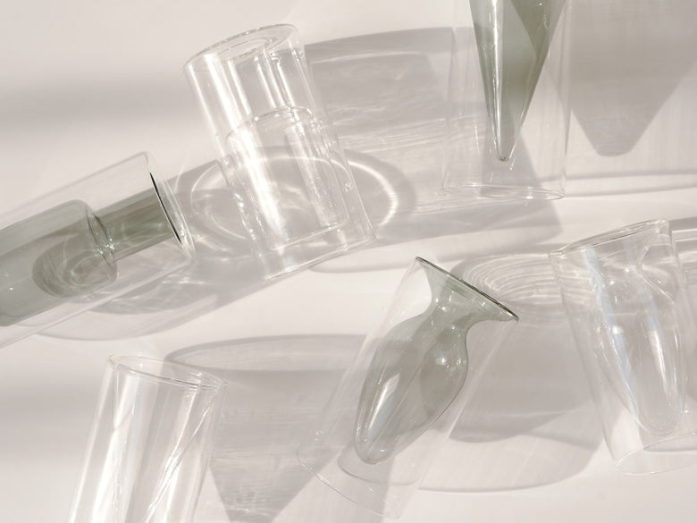 POSH LIVINGのフロートベースガラスボトル。透明なガラス製で銀色の底を持ち、直径8cm高さ15cmのサイズ