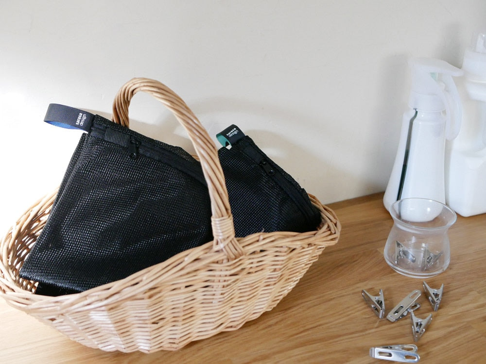 サラサデザインのフラットリバーシブルランドリーネット。ポリエステルとラテックス製の編み目が特徴的な収納バスケット。