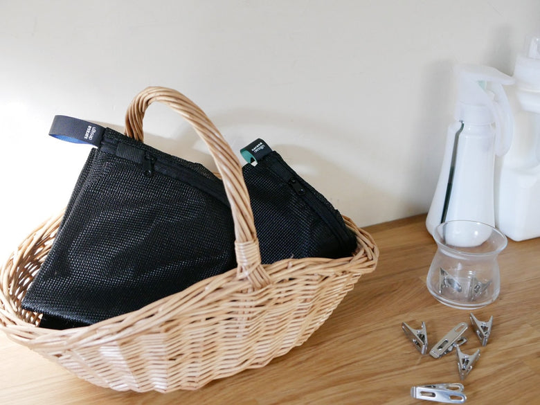 サラサデザインのフラットリバーシブルランドリーネット。ポリエステルとラテックス製の編み目が特徴的な収納バスケット。