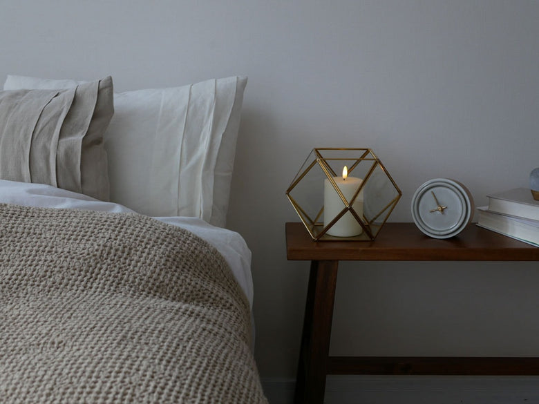 Horn Please MADEの真鍮フレームガラスケースに入ったフィギュア