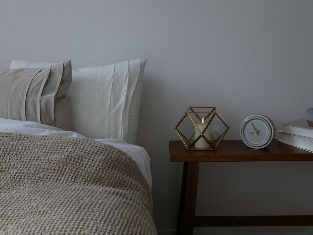 Horn Please MADEの真鍮フレームガラスケースにフィギュアが展示された木製家具のあるベッドルーム