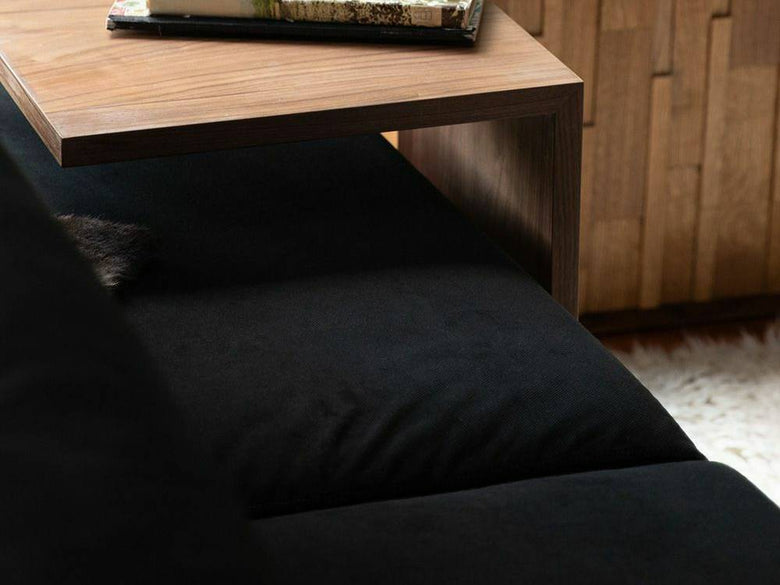 ウォルナットフレームのadepecheウェルメソファがリビングに配置された室内