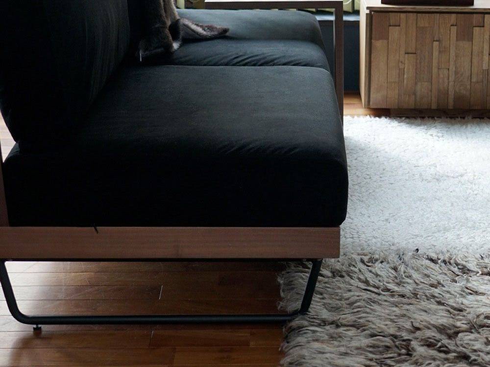 アデペシュ welme ウェルメの木製ソファが配置されたリビングルーム