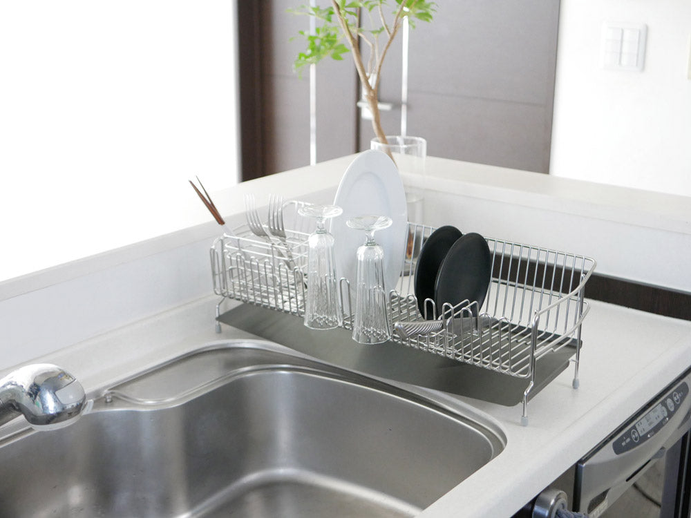 AUXのUCHIFITステンレス製水切りカゴがキッチンに設置されている様子