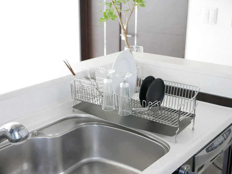 AUXのUCHIFITステンレス製水切りカゴがキッチンに設置されている様子