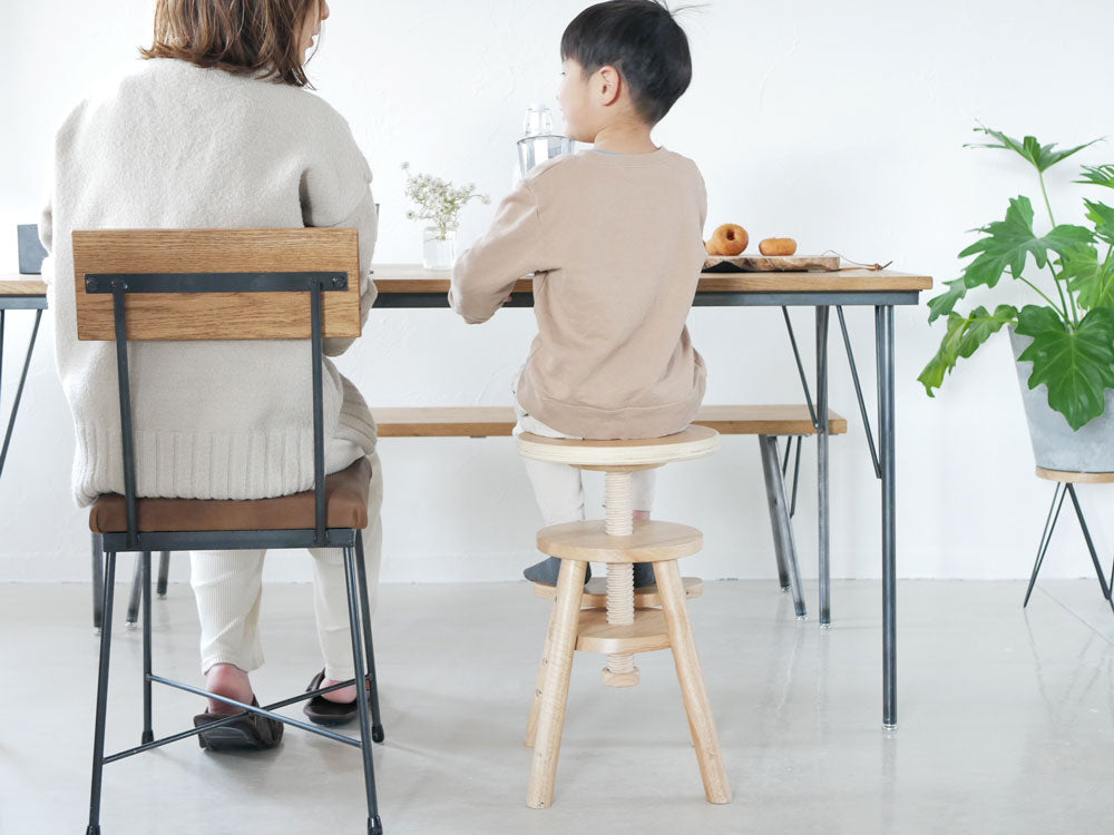 SIKAKU四角商店のLUCYダイニングチェア。クロカワ鉄とレザーを組み合わせたモダンなデザインで、オーク材の木目が美しい座面を持つ椅子。