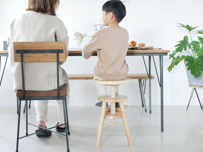 SIKAKU四角商店のLUCYダイニングチェア。クロカワ鉄とレザーを組み合わせたモダンなデザインで、オーク材の木目が美しい座面を持つ椅子。