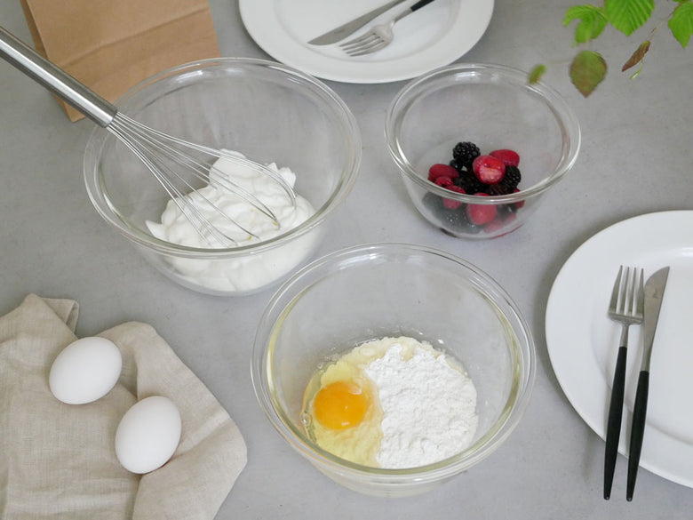 HARIO耐熱ガラス製ボウル3個セット。異なるサイズの透明なボウルが並んでいます。