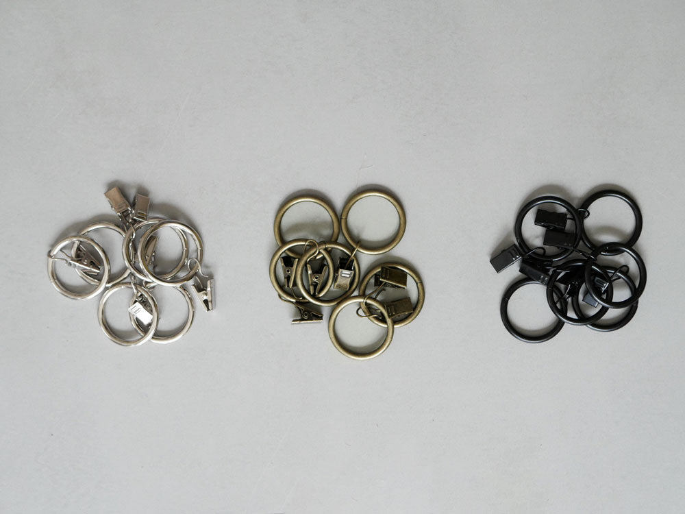 natsusobikuブランドのリネン100%クリップ留めカーテン1枚が窓に掛かっている様子