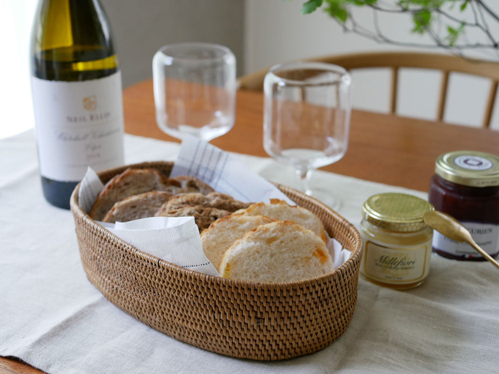 サラサデザインのインドネシア産アタ素材によるプレイスマット、トレイ、バスケット、コースターが並べられたセット商品