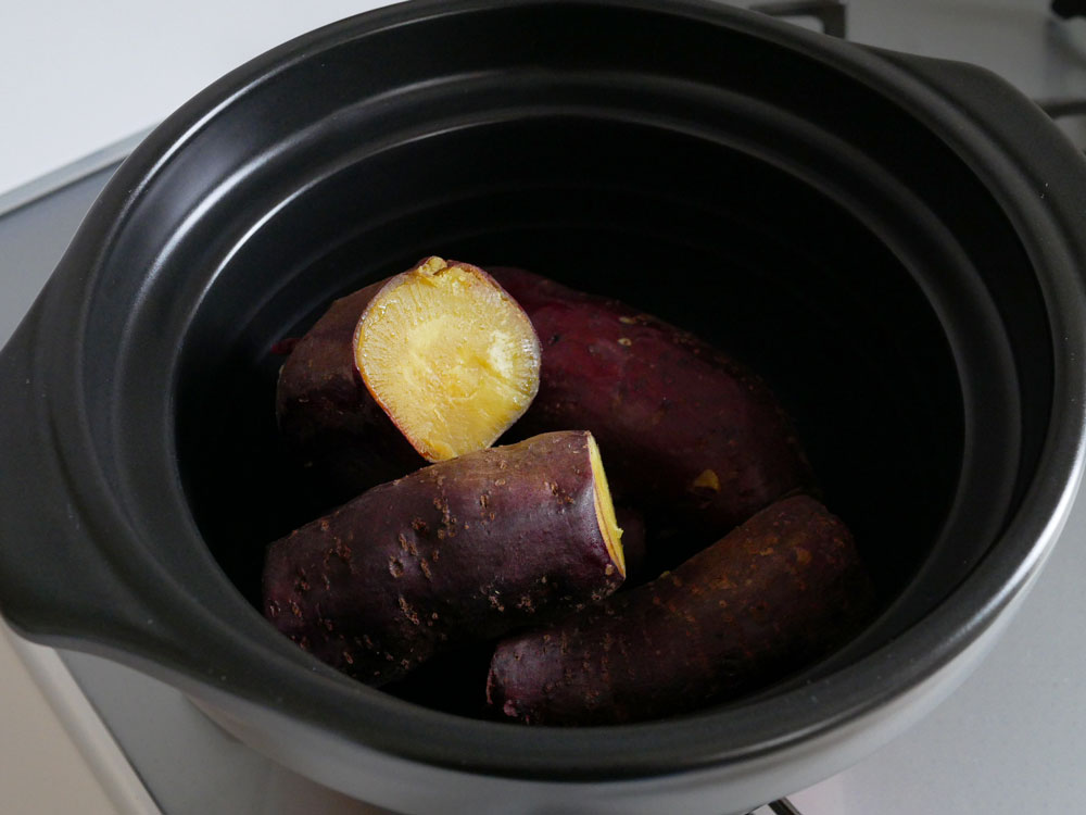 HARIOのIH対応ご飯釜「雪平」。ガラス製フタとステンレスボディを備えたキッチン用調理器具