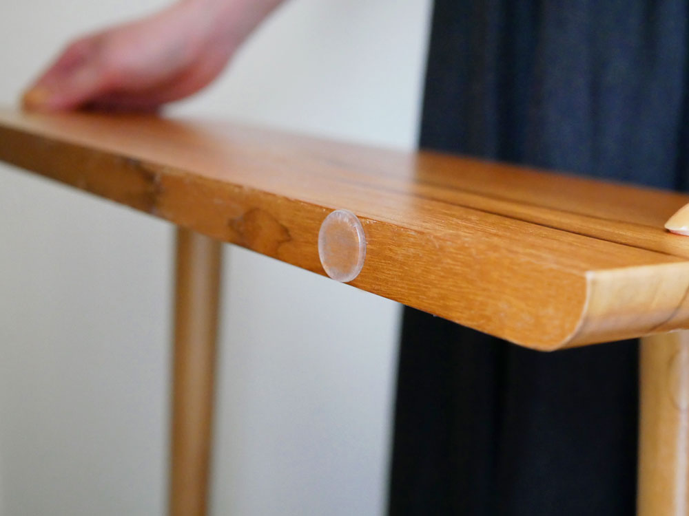 チーク材で作られたComore Sunのコンソールテーブル