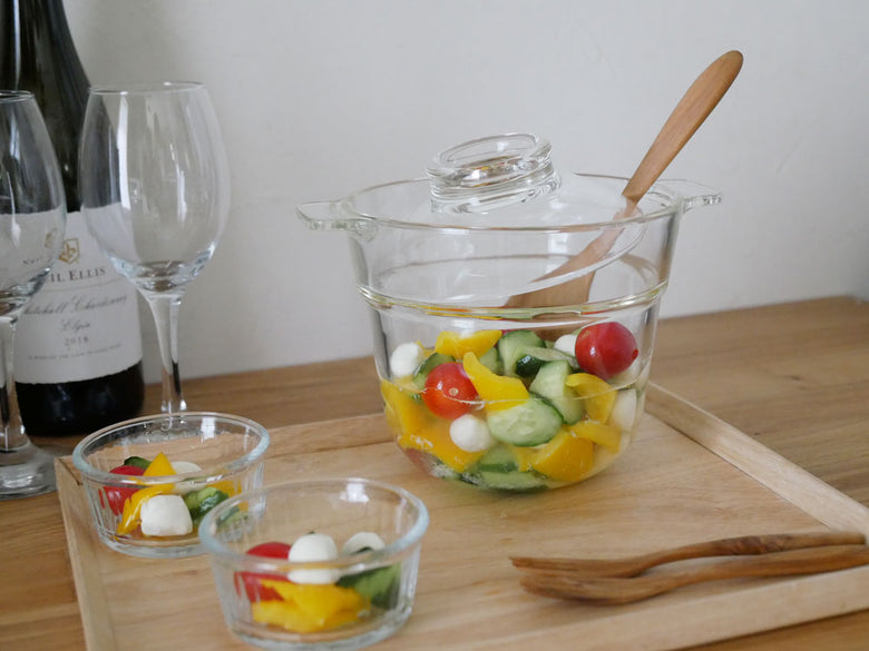 HARIOの一膳屋、耐熱ガラス製の調理容器で蓋にはシリコーンゴムリングが付いた日本製製品。幅200mm、高145mm。