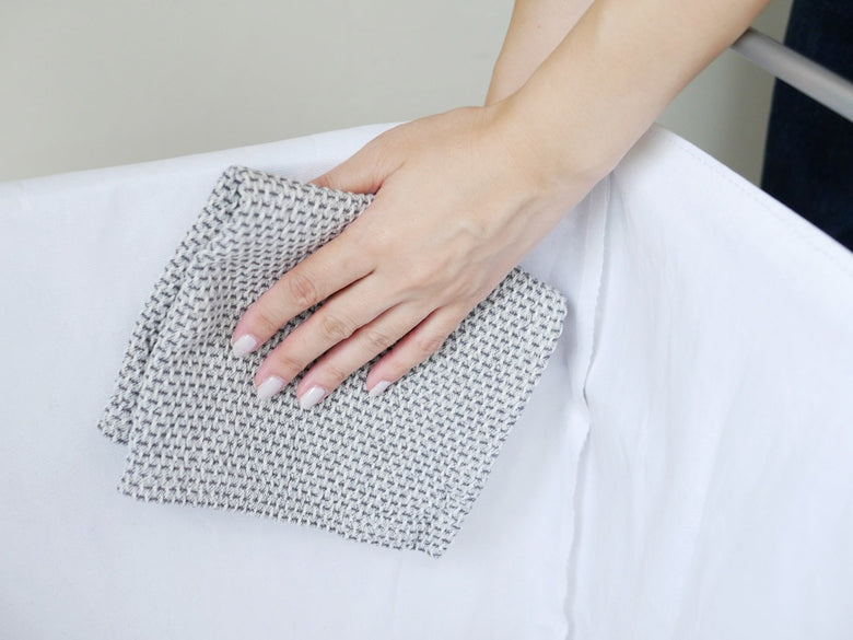 白色のテキスタイルと銀色のメッシュキャスターを備えたBRIDランドリーストレージ スクエア45L