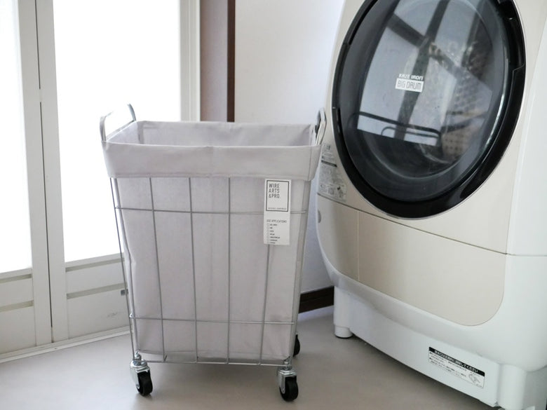 BRIDのランドリーストレージ45Lが洗濯機と乾燥機と共に洗濯室に設置されている様子