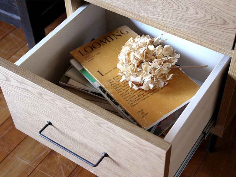 オーク仕上げの木製チェストドロワー、複数の引き出しが並ぶ